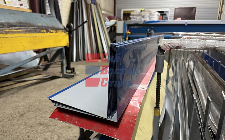 Конек кровли 200х200мм RAL 5005 L=2м